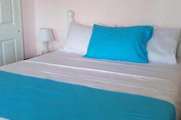 تختخواب و صبحانه Little Palace Bnb