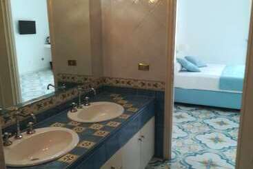 تختخواب و صبحانه Suitenapolisantalucia