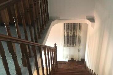 تختخواب و صبحانه Guest House Xhuljon