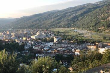 تختخواب و صبحانه Guest House Xhuljon