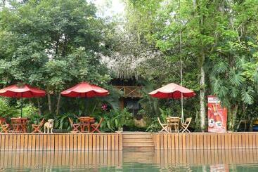 Kangaroo Y Restaurante - Rio Dulce