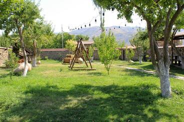 پانسیون Garni Hinyard