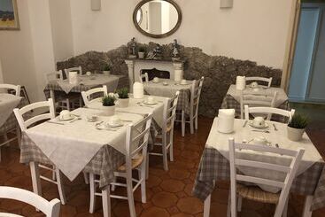 تختخواب و صبحانه Elios Tao