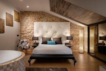 Suite 1907 Aviles