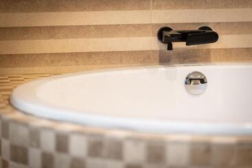 Suite 1907 Aviles