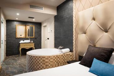 Suite 1907 Aviles
