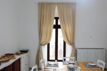 تختخواب و صبحانه A Casa Ventotto