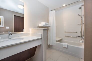هتل Fairfield Inn & Suites By Marriott Dayton