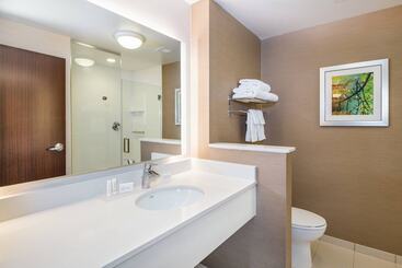 هتل Fairfield Inn & Suites By Marriott Dayton
