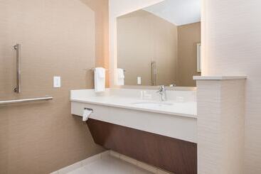 هتل Fairfield Inn & Suites By Marriott Dayton