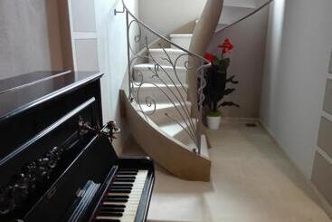 تختخواب و صبحانه Eden