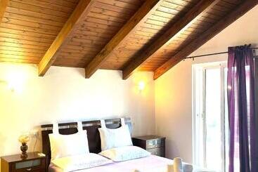 Apartments Athina Orikum
