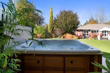 تختخواب و صبحانه The Retreat Luxury Garden Villa