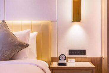 בית מלון כפרי Howard Johnson New District Plaza Ziyang