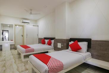 هتل Capital O 15635 Elite Rooms & Banquet