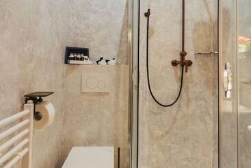 هتل Divna Pani Luxury Gallery Rooms