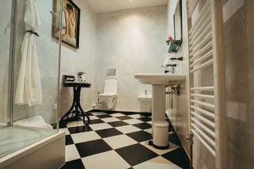 هتل Divna Pani Luxury Gallery Rooms