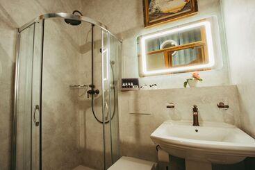 هتل Divna Pani Luxury Gallery Rooms