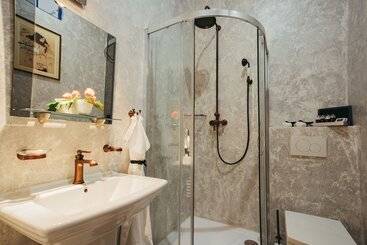هتل Divna Pani Luxury Gallery Rooms
