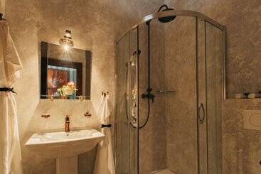 هتل Divna Pani Luxury Gallery Rooms