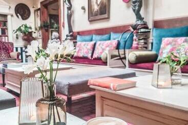 هتل Divna Pani Luxury Gallery Rooms