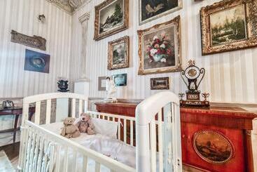 هتل Divna Pani Luxury Gallery Rooms