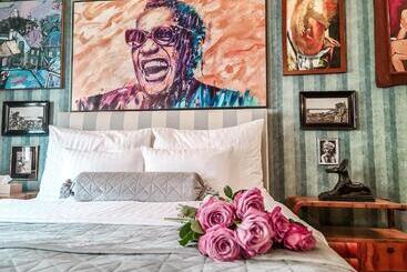 هتل Divna Pani Luxury Gallery Rooms