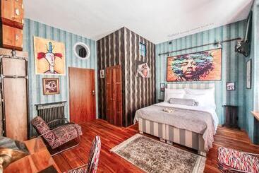 هتل Divna Pani Luxury Gallery Rooms