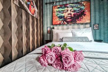 هتل Divna Pani Luxury Gallery Rooms
