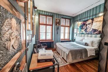 هتل Divna Pani Luxury Gallery Rooms