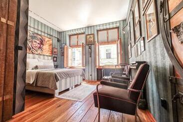 هتل Divna Pani Luxury Gallery Rooms