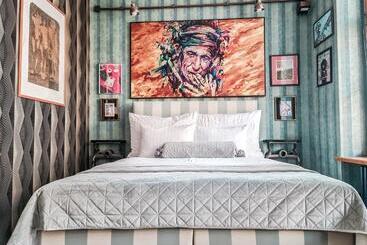 هتل Divna Pani Luxury Gallery Rooms