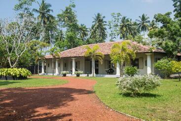 پانسیون Monara House, Talpe