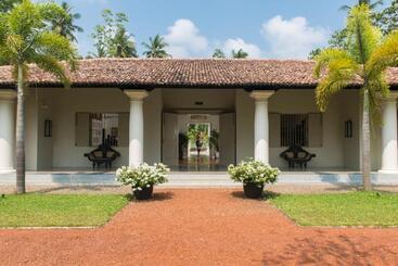 پانسیون Monara House, Talpe