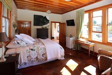 تختخواب و صبحانه Maungakawa Villa