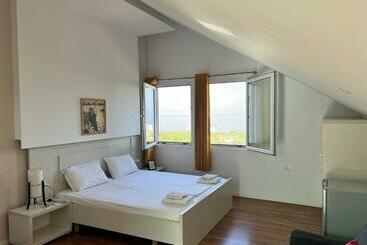 پانسیون Aria Guest House
