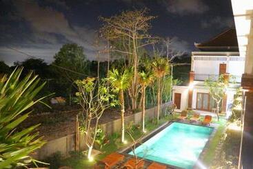 پانسیون Seno Guesthouse & Cafe