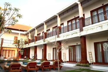 پانسیون Seno Guesthouse & Cafe