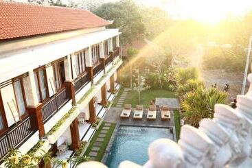 پانسیون Seno Guesthouse & Cafe