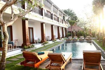 پانسیون Seno Guesthouse & Cafe