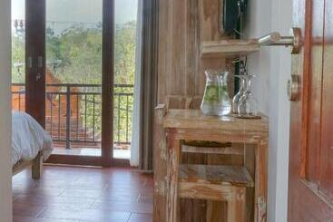 پانسیون Seno Guesthouse & Cafe