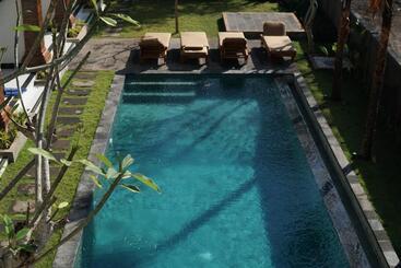 پانسیون Seno Guesthouse & Cafe