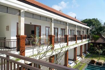 پانسیون Seno Guesthouse & Cafe