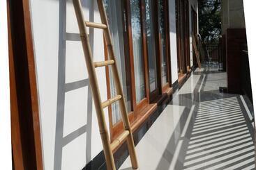 پانسیون Seno Guesthouse & Cafe