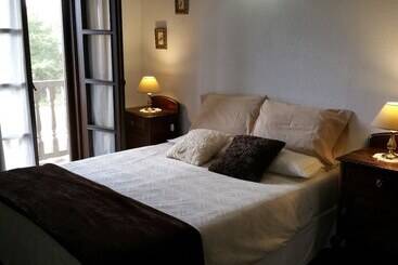 هاستل Mies De Villa