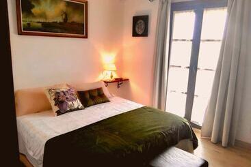 هاستل Mies De Villa
