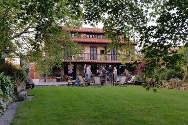 هاستل Mies De Villa