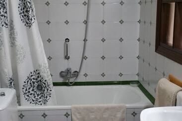 هاستل Mies De Villa