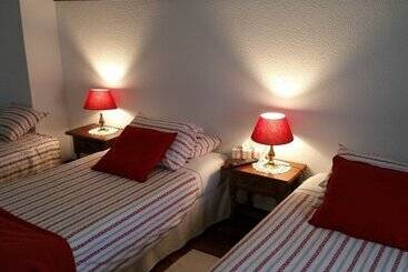 هاستل Mies De Villa