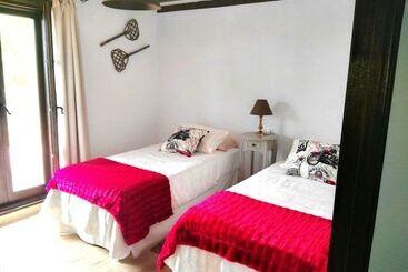 هاستل Mies De Villa
